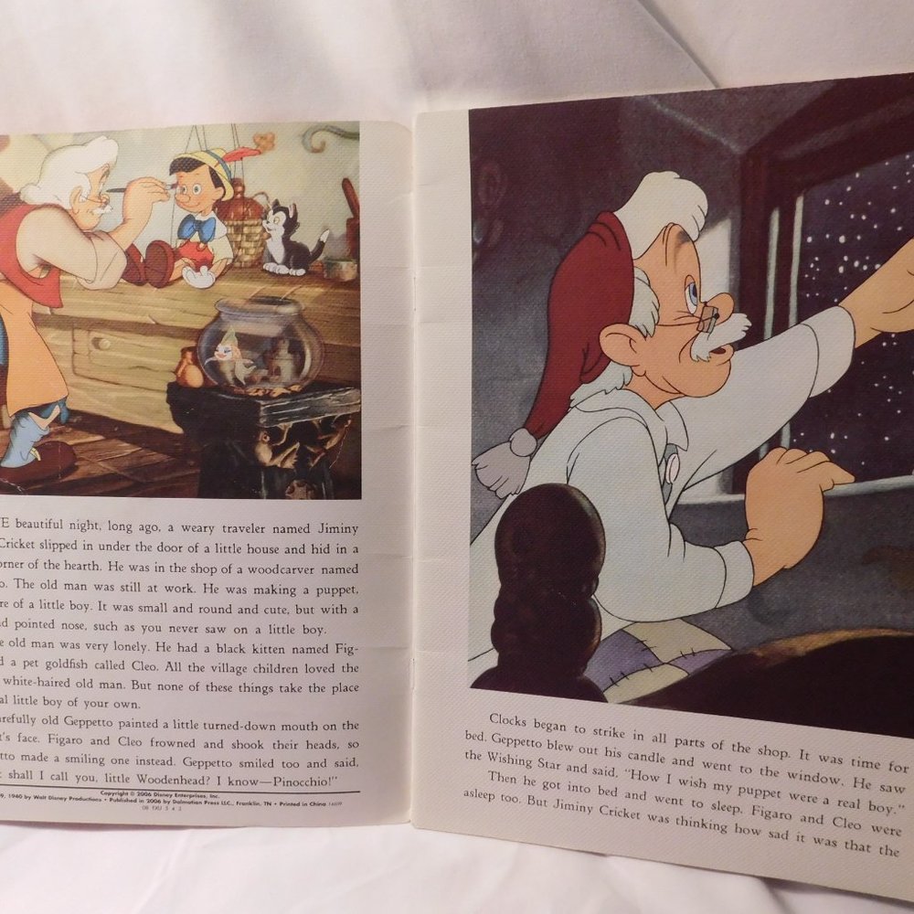 WALT DISNEY'S PINOCCHIO BOOK LINEN LIKE 2006 COLLECTIBLE - Picture 7 of 8